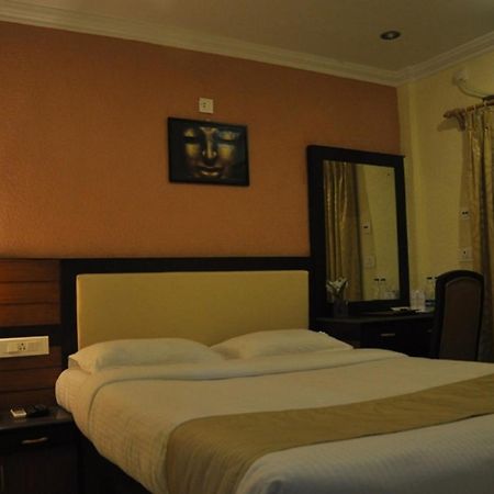 Moments Hotel Колката Екстериор снимка