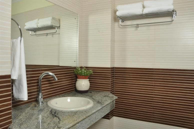 Moments Hotel Колката Екстериор снимка