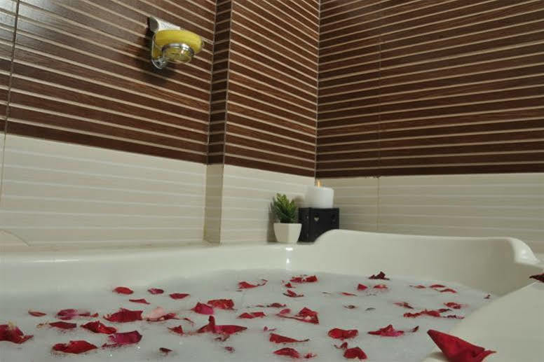 Moments Hotel Колката Екстериор снимка
