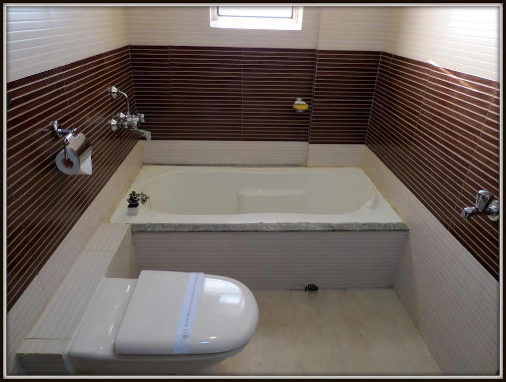 Moments Hotel Колката Екстериор снимка