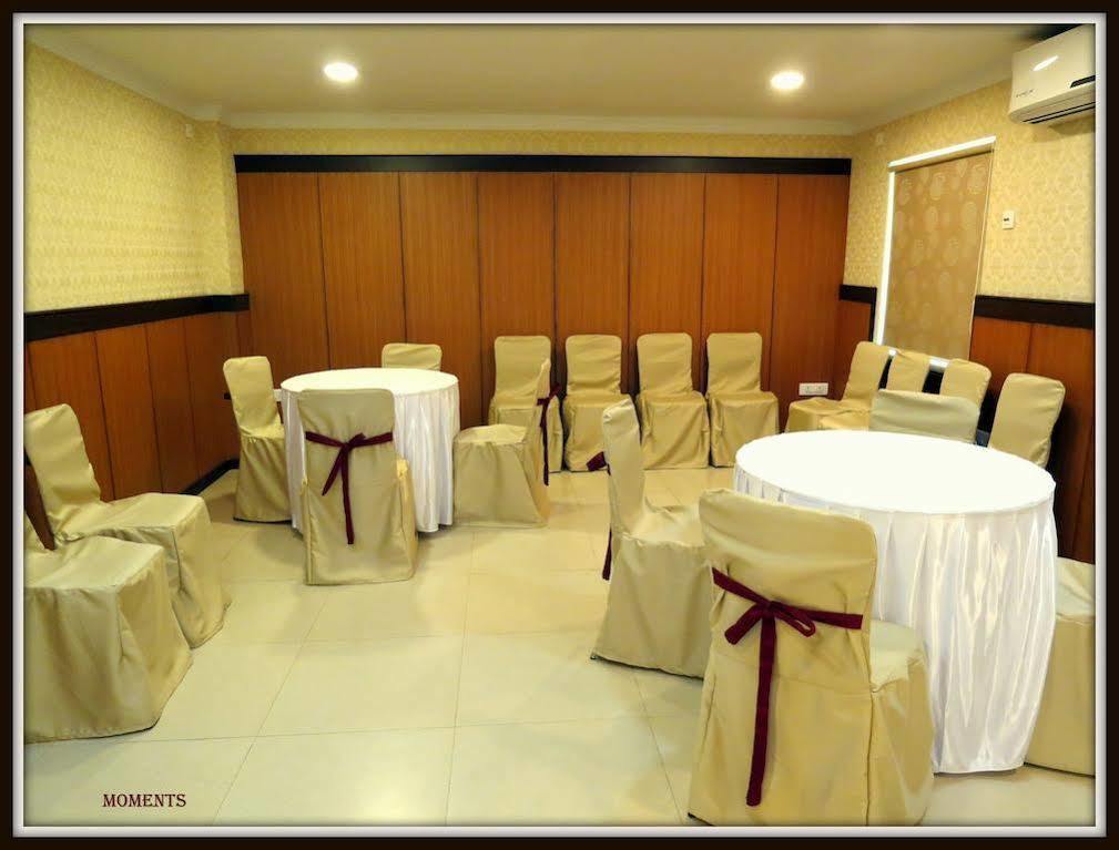 Moments Hotel Колката Екстериор снимка