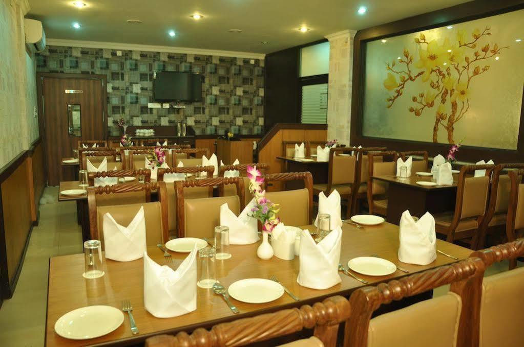Moments Hotel Колката Екстериор снимка