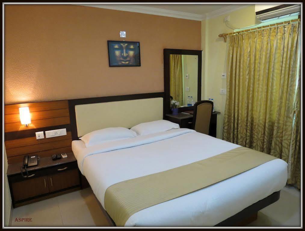 Moments Hotel Колката Екстериор снимка