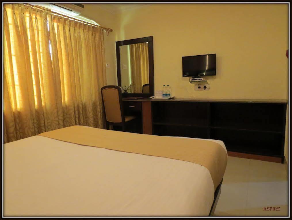 Moments Hotel Колката Екстериор снимка