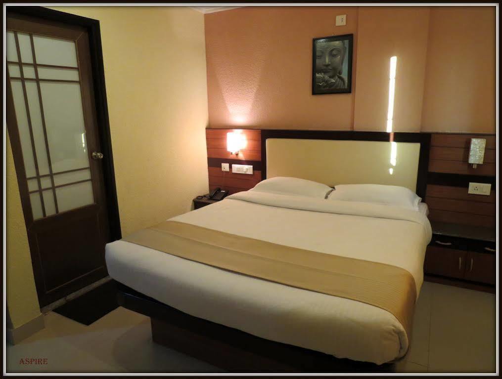 Moments Hotel Колката Екстериор снимка