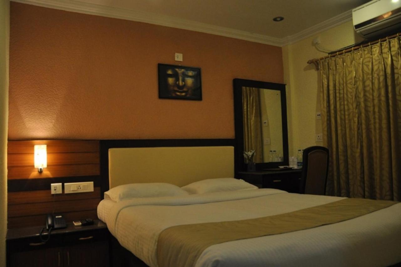 Moments Hotel Колката Екстериор снимка